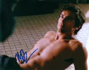 MATT BOMER.. Barschested Hunk (weißer Kragen) SIGNIERT - Bild 1 von 1
