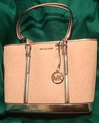 Bolso de Mano Michael Kors Jet Set Viaje Pequeño Plateado Metálico Logo Estampado Cremallera Superior Foto 1 de 4