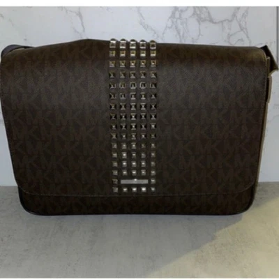 Bolso Mensajero Grande Michael Kors Signature Jet Set Marrón Tachonado para Hombre Foto 1 de 4