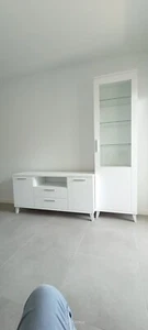 Vitrina con estantes de cristal y mueble Tv melamina blanco - Imagen 1 de 2