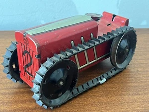 + Tractor de cuerda vintage Marx de acero prensado rojo #2 con banda de rodadura de 8 1/2" de largo - Imagen 1 de 12