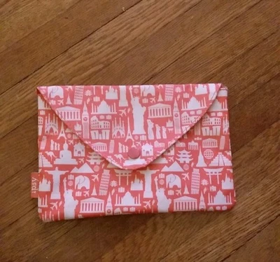 Bolsa de cosméticos pequena Ipsy rosa e branca monumento mundial 8"L X 5,25" H - Imagem 1 de 2