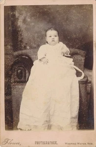 Tarjeta de gabinete foto antigua bebé bebé niño bautizo vestido agua llorando NE - Imagen 1 de 5