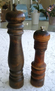 2 PFEFFERMÜHLEN AUS HOLZ - MADE IN JAPAN - VINTAGE 70er/80er Jahre - ZWEI VERSCHIEDENE GRÖßEN - Bild 1 von 5