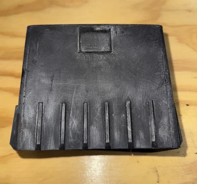 NOS 1977-83 雅马哈 XS650、XS750、XS850 电池座椅 #447-82122-00 — 第 1/4 张图片