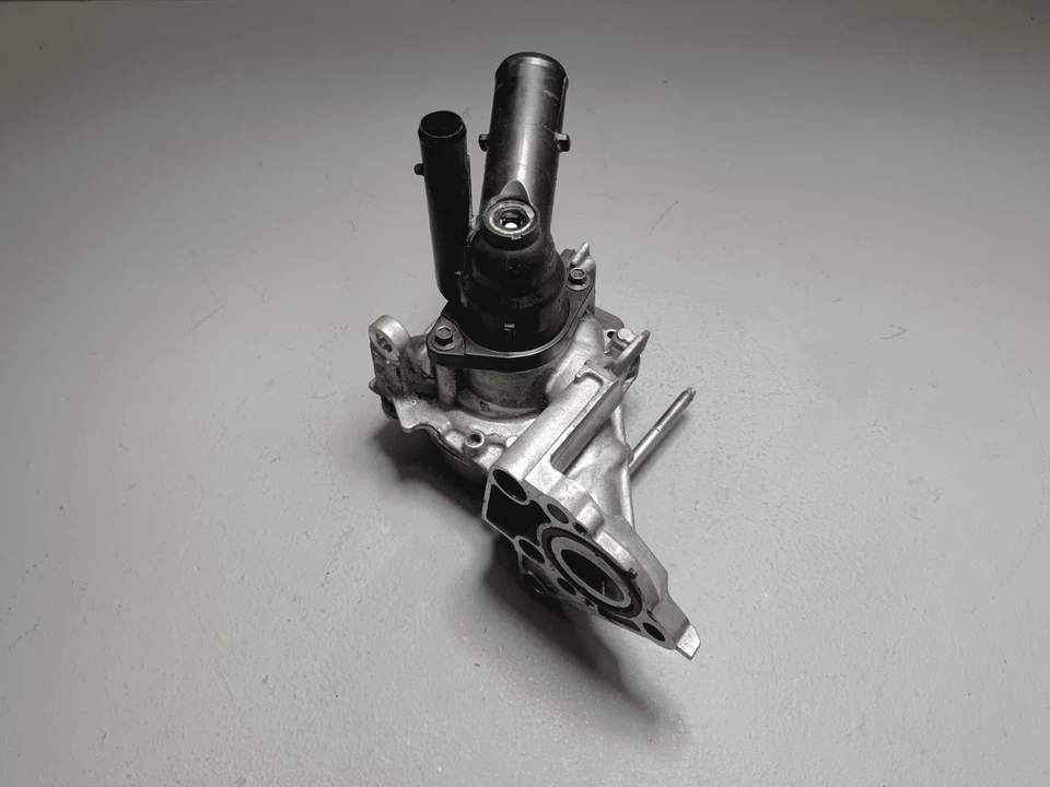 Conjunto de carcasa de bomba de agua refrigerante motor Toyota Venza 2021-2024 OEM Foto 1 de 4