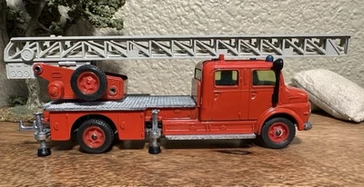 SIKU V 261 MERCEDES-BENZ FIRE BRIGADE TURNTABLE METZ DL 30h GERMANY - Image 1 of 4