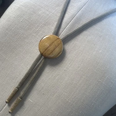 Disco de madera de mirto Bolo Tie años 90 vintage tela trenzada de 17" de largo*BONITO Foto 1 de 4