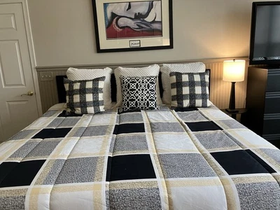 Edredom tamanho King com 3 travesseiros e 2 tapetes combinando, branco e preto - Imagem 1 de 4