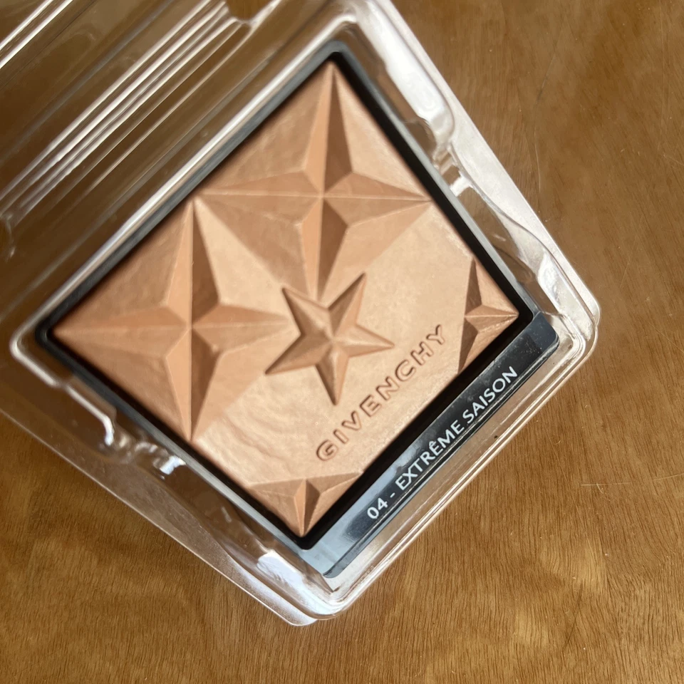 Givenchy Bronzing Healthy Glow Powder Shade # 04 "Extreme Saison" Tester Bronzer - Image 1 of 4
