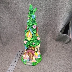 Casa en el árbol delgada de resina de 10,5" con decoración de Pascua vintage conejito conejo familia - Imagen 1 de 6