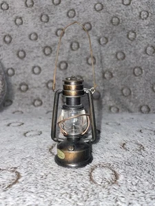 Affilamatite piccolo, alto 3", lavoro in rame, lanterna, con manico in filo metallico  - Foto 1 di 12