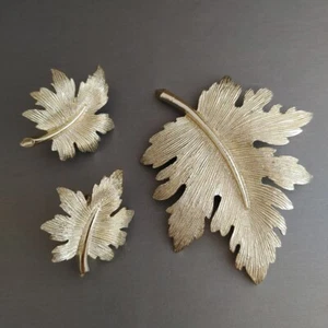 Vintage EMMONS Gold Tone Brooch Pin Earrings Set Leaves Clip Ons - Picture 1 of 10
