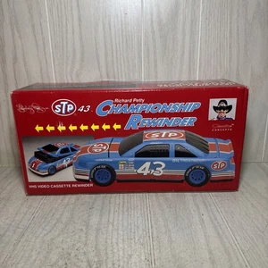 Vintage NASCAR STP CHAMPIONSHIP #43 Richard Petty VHS riavvolgitore nastro anni 80 nuovo - Foto 1 di 7