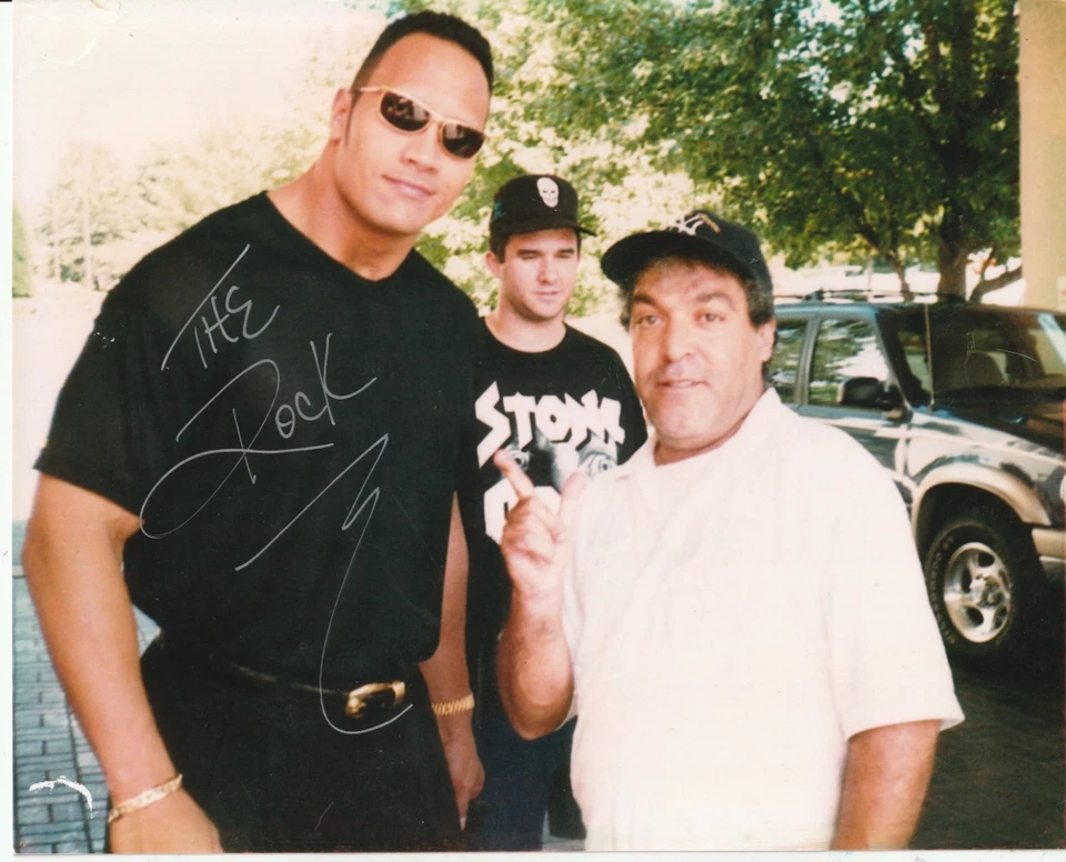 FOTO FIRMADA 8 X 10 WWE DWAYNE JOHNSON "THE ROCK" AUTO ORIGINAL Foto 1 de 1