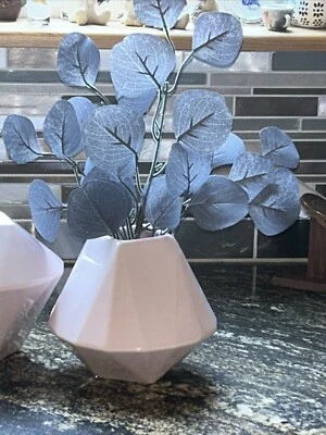 Jarrón de porcelana facetada con forma de diamante West Elm rosa 2 Foto 1 de 4