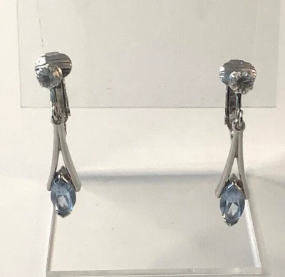 Pendientes de clip colgantes Avon azul claro lágrima tono plata 26 Foto 1 de 3