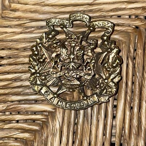INSIGNIA GORRA DEL EJÉRCITO BRITÁNICO, CAMERÓN, BRITAÑA, PIN DE LATÓN PESADO, CORONA, PERROS/CABALLOS - Imagen 1 de 9