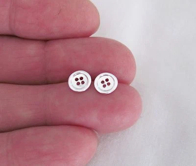 Pendientes de plata de ley de 7 mm delicados con poste de botón. Foto 1 de 3