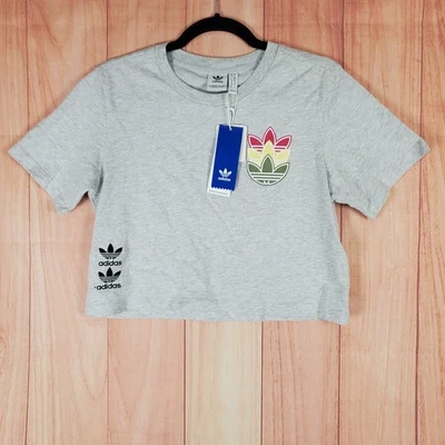 Camiseta recortada Adidas Logo Play para mujer pequeña gris jaspeado trébol ajuste relajado Foto 1 de 4