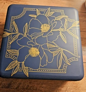 Stampin Up DARLING LABEL STANZBOX Dose mit Stanze, Stempel, Tinte - Retired Neu - Bild 1 von 6