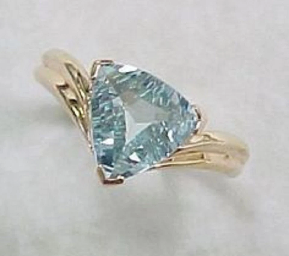 Anillo de compromiso de 2 bandas aguamarina simulada de 7 quilates enchapado en oro amarillo de 14 quilates Foto 1 de 4