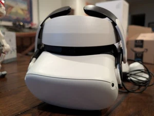 Oculus Quest 2 with BOBOVR accessories - Picture 1 of 6