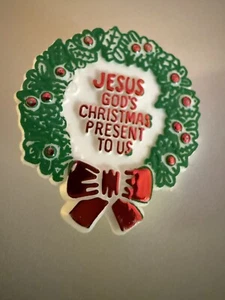 Jesus God's Christmas Present To Us Wreath Vintage Lapel Pin Plastic Rare Color* - Picture 1 of 5