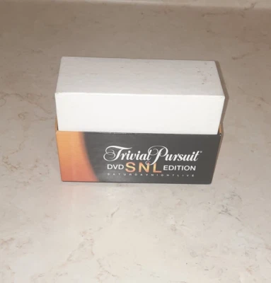 Trivial Pursuit DVD SNL Edición Juego Pieza de Repuesto TARJETAS Foto 1 de 3