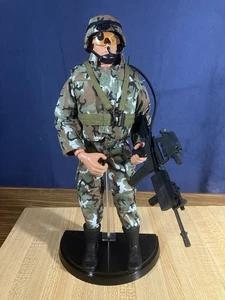 1999 GI JOE Then & Now - Modellino Land Warrior con supporto - scala 1/6 - Foto 1 di 8