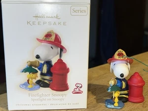 Hallmark FIREFIGHTER 12th SPOTLIGHT ON SNOOPY Peanuts 2009 Ornament Woodstock - Bild 1 von 6