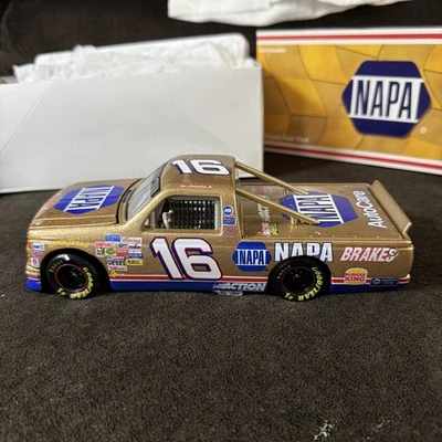 Camión NASCAR DE CARRERAS DE ACCIÓN SERIE #16 RON HORNADAY JR NAPA CHEVY TRUCK DORADO 1997 Foto 1 de 4