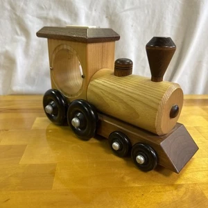 Amish Holz handgefertigter Zug 9,5 Zoll L x 4 Zoll B x 5,5 Zoll H Coin Bank Räder drehen in GC - Bild 1 von 14