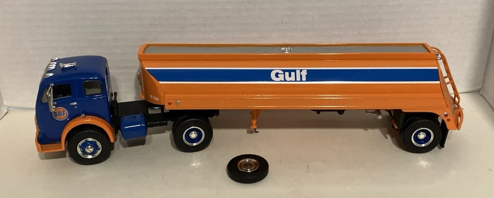 GULF 53’ WHITE 3000 Tractor & Tank Trailer 1/34 scale Diecast Model, 1st Gear (V - Image 1 of 4