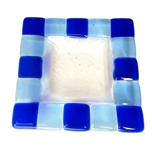 Plato de baratija cuadrado a cuadros azul y transparente de vidrio artístico reciclado fundido de 4" de diámetro - Imagen 1 de 5