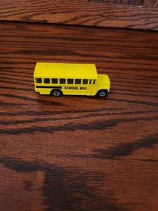 Autobús escolar público amarillo Hot Wheels 1988 Malasia 1/64 neumáticos Blackwall vintage - Imagen 1 de 4