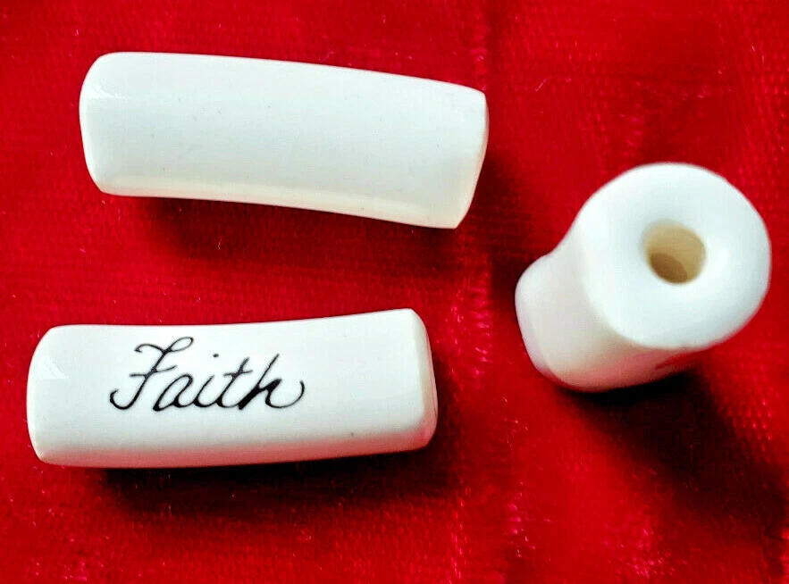Cuentas de porcelana blanca con "fe" en él. Proyectos de regalo, artesanía, arte ÚNICOS Foto 1 de 1