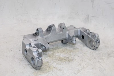 2001 年 HONDA CBR929R 原始设备制造商 SWINGARM Bracket 安装 — 第 1/4 张图片