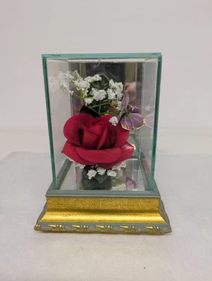 ROSA ROJA EN CRISTAL CON MARIPOSA MORADA Foto 1 de 4