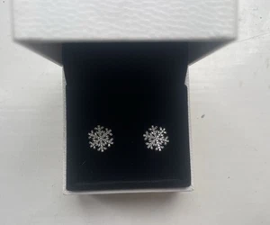 New 100% Genuine Pandora Silver Sparkling Snowflake Stud Earrings 290589CZ - Picture 1 of 2