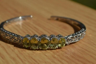 Brazalete de platino sobre plata fina de 7,25 pulgadas de apatita verde oliva de 6,45 quilates   Foto 1 de 4