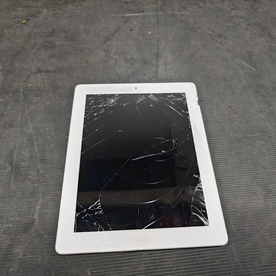 iPad 4 A1458 16GB Wi-Fi - Not Working, Cracked Screen, No Accessories - Image 1 of 4