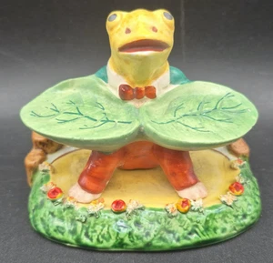 DE COLECCIÓN RANA DE CERÁMICA SOSTENIENDO 2 ALMOHADILLAS DE LIRIO PLATO DE BARATIJA * PINTADO A MANO * JAPÓN - Imagen 1 de 13