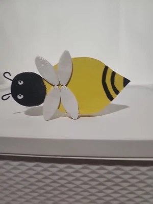 Abejorro cortado y pintado a mano decoraciones de patio de madera Foto 1 de 4