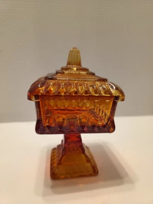 Caja de boda vintage Jeanette de vidrio transparente con pedestal cubierto con adornos dorados Foto 1 de 3