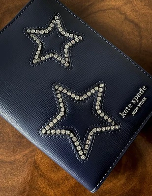 NUEVO CON ETIQUETAS Cartera Portapasaporte Kate Spade Azul Marino Charol Saffiano Cristal Estrellas Foto 1 de 4