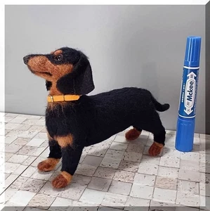Estatuilla de perro Dachshund de fieltro de lana hecha a mano negra y tostada 14,5 cm hecha en Japón - Imagen 1 de 10