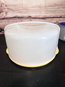 TUPPERWARE CAKE TAKER OPACO CON BASE GIALLA 3062B-1 - Foto 1 di 7