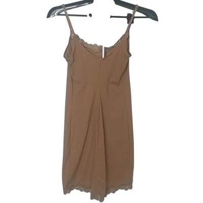Vestido sin mangas de encaje marrón desnudo Skims Prendas para dormir íntimo Pijama Lencería grande Foto 1 de 3