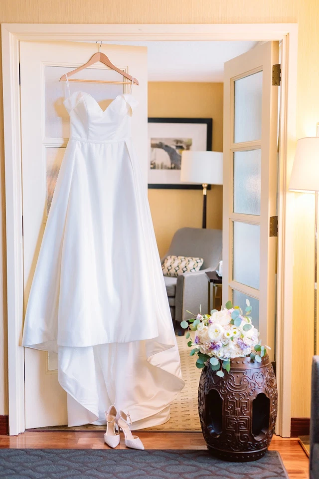 Impresionante vestido de novia satinado línea A fuera del hombro, talla 4 EE. UU.  Foto 1 de 4